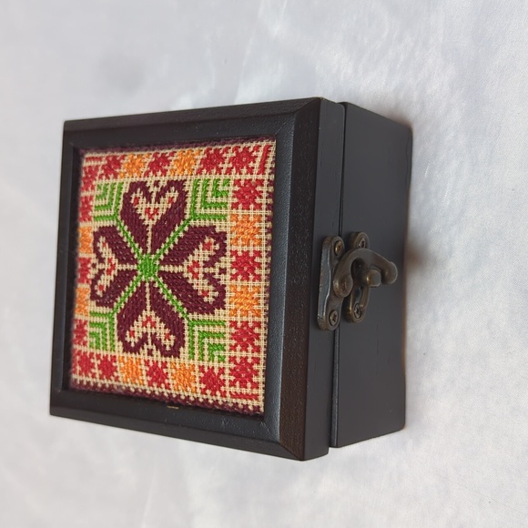 Wooden Cross Stitched Top Grannycore Boho Hinged Trinket Jewelry Box 4" Square - Picture 1 of 16
